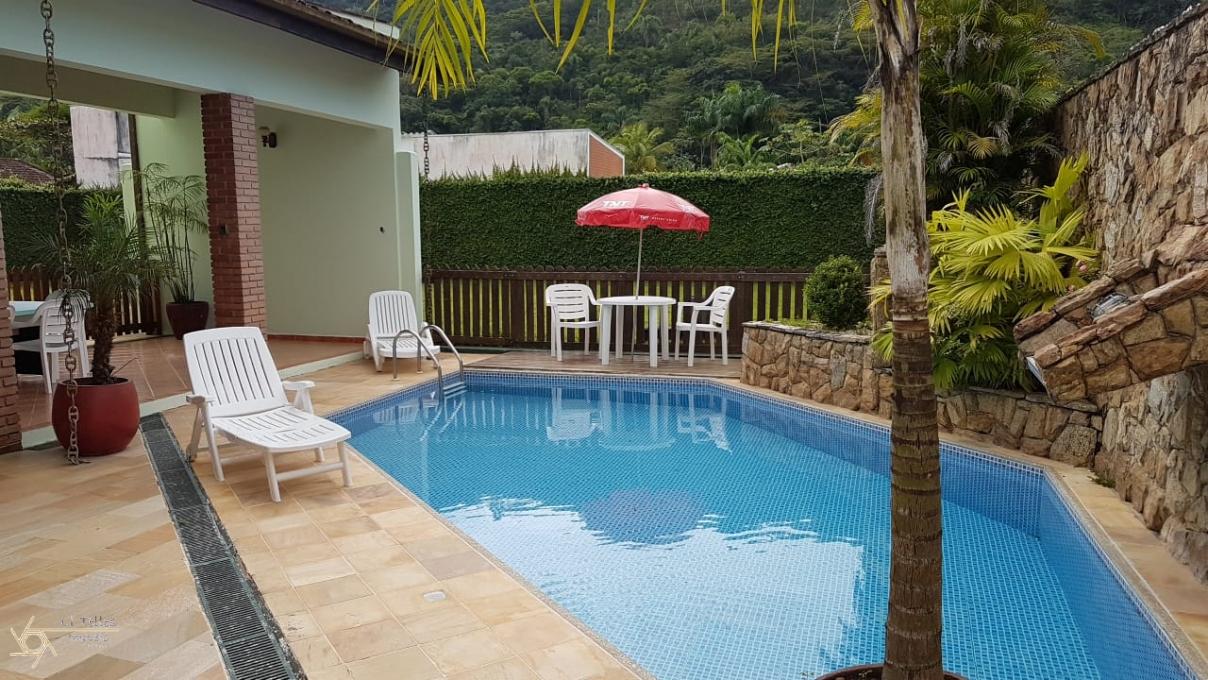 Casa á Venda em Caraguatatuba, bairro Cocanha